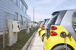 Elektrofahrzeuge laden auf dem Firmengelände