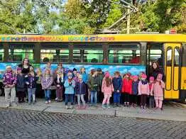 Kinder vor einer Tatra Straßenbahn in Dresden